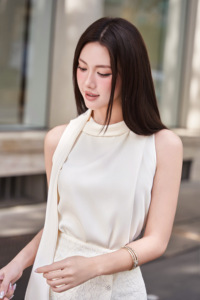 Blusa sin mangas color crema para mujer con panel de bufanda, detalle metálico en el hombro, top elegante drapeado, poliéster y elastano MIRVEN - Product Image 4