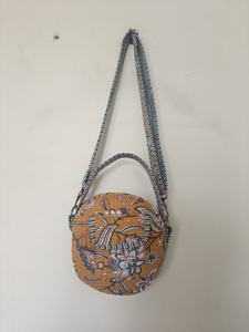 Bolso Tote Redondo Acolchado con Diseño Floral Boho, Cierre Abierto, Tela de Algodón Ecológica - Product Image 4