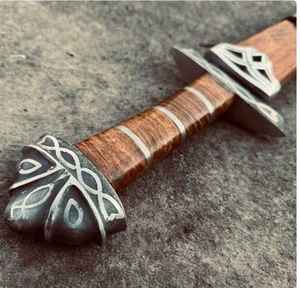 ดาบไวกิ้งเหล็กดามัสกัสพรีเมียมทำมือขายส่ง คุณภาพสูง สำหรับตั้งแคมป์กลางแจ้ง เอาตัวรอด ล่าสัตว์ พร้อมปลอกหนัง - Product Image 4