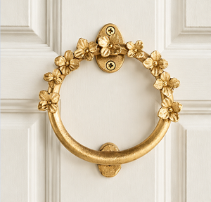 Sonnette de porte Botanical Blossom en ton doré avec détails floraux et poignée circulaire pour une entrée élégante et traditionnelle - Product Image 3