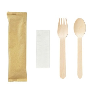 Ensemble de couverts jetables écologiques et biodégradables en bois de bouleau avec fourchette, cuillère, couteau et serviette pour la restauration aérienne et les repas en voyage - Product Image 1