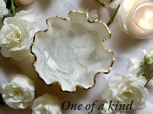 ถาดเสิร์ฟอเนกประสงค์ลายจีโอดเรซิ่นอีพ็อกซี่สีขาวขนาดกลาง งานฝีมือเหนือกาลเวลา วาดลายด้วยมือ ล้างทำความสะอาดได้ เหมาะสำหรับตกแต่งโต๊ะ - Product Image 6