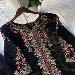 Conjunto coordinado de terciopelo VASTRA COTTAGE con bordado, microterciopelo interior, pantalones palazzo, elegante conjunto étnico para fiesta, para mujer. - Product Image 2