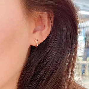 ต่างหูห่วงแบบ Huggie ทองคำชมพู 14K ประดับเพชรเลี้ยงในห้องปฏิบัติการ ดีไซน์ครอสแบบฮิปฮอป - Product Image 2