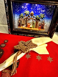 Anneau de serviette en macramé fait main en forme de fleur, parfait pour la décoration de table dans les restaurants, hôtels, cafés et pour les occasions festives. Vente en gros depuis l'Inde. - Product Image 2