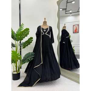 Robe et dupatta de taille XL de créateur avec des travaux de broderie et de sequins - Product Image 6