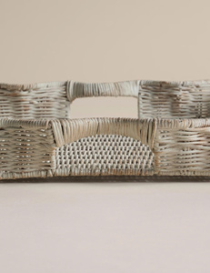 Plateau décoratif élégant en jonc de mer naturel tressé à la main avec bords ondulés, organisateur de présentation rustique et minimaliste pour table basse et table à manger - Product Image 3