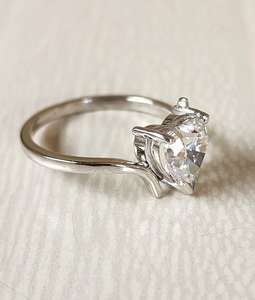 Anillo de Plata 925 con Moissanita Brillante de 2 Quilates, Corte Corazón, Diseño Cruzado, Regalo Ideal para Cumpleaños, Aniversarios y Deseos para Enamorados - Product Image 2