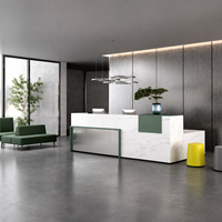 Bureau de réception moderne en L en bois avec surface aspect marbre blanc, accent vert et façade grise côtelée pour projets de hall d'entrée