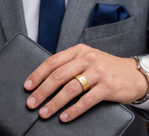 DIVYORO Anillo clásico para hombre con banda de eslabones ovalados chapados en oro de 22 quilates - Product Image 3