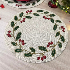 Mantel individual redondo de lujo con diseño de cuentas, patrón navideño de hoja de acebo verde y bayas rojas, resistente al calor, para comedor. - Product Image 1