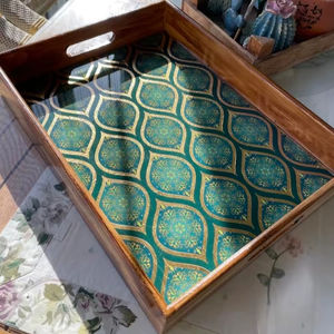 Plateau de service rectangulaire en bois d'acacia naturel imprimé, artisanal, peint à la main, décoratif, par UO - Product Image 1