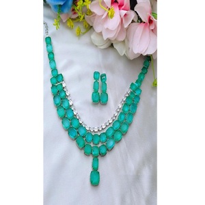 Ensemble collier et boucles d'oreilles tendance en laiton plaqué argent de qualité supérieure avec zircon, idéal pour les mariages et les soirées. - Product Image 1