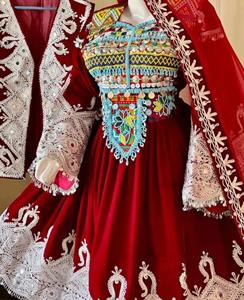 Vestido corto afgano Kuchi colorido con bordados tribales geométricos, detalles de espejo y arte textil vintage para uso tradicional. - Product Image 3