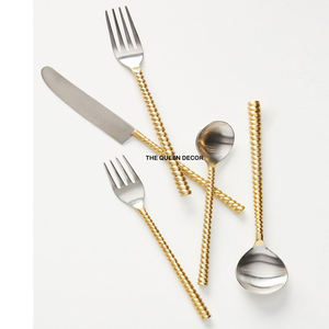 Juego de Cubiertos de Metal Dorado Estilo Occidental con Mangos de Esmalte Negro para el Hogar y Bodas - Product Image 5