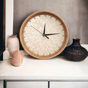 Horloge murale ronde en rotin et nacre pour salon et chambre à coucher, ajoute une touche naturelle et élégante à la décoration intérieure, provenant d'Inde. - Product Image 5