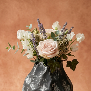 Vase à fleurs foncé artisanal à facettes, finition noire avec accents argentés vieillis, pour une décoration élégante de la maison - Product Image 4