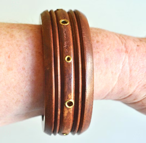 Brazalete de madera ancho y grueso. Brazalete de madera con crestas torneadas y detalles en latón, de la marca Natural Crafts - Product Image 1