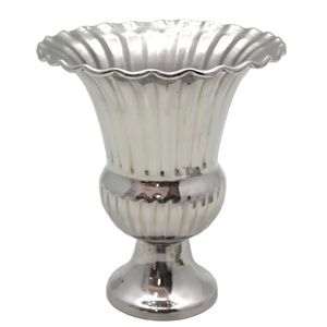Urne en métal argenté poli de luxe, vase élégant à pied cannelé, calice décoratif, centre de table pour mariages, hôtels et événements - Product Image 1