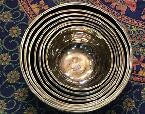 Cuencos Tibetanos Hechos a Mano de Bronce Chapado en Oro, Grandes, Metálicos, para Meditación, Sanación de los Siete Chakras, con Grabado KMB PTH - Product Image 3