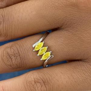 Anillo de Compromiso Abierto de Oro con Baño de Rodio y Tres Diamantes Amarillos Marquise Cultivados en Laboratorio de Arin Luxury Co, Joyería Fina de Lujo, Regalo - Product Image 1