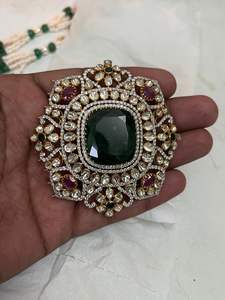 Broche de Plata con Moissanita Polki, Esmeralda Cultivada en Laboratorio e Imitación - Product Image 3