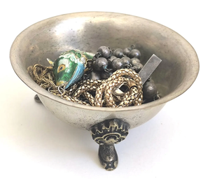 Bol à pieds vintage en métal argenté, décoré de motifs floraux en relief, plat de présentation antique orné avec poignée, pour décoration de table - Product Image 6