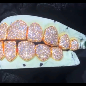 Grillz dentaire de luxe plaqué or 18 carats, serti de moissanite taille brillant micro-incrustée, style hip-hop, unisexe, pour usage quotidien - Product Image 2