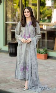 Élégante robe traditionnelle grise brodée pour femme, Salwar Kameez longue, coupe ample en rayonne, décontractée toutes saisons - Product Image 1