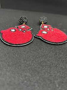 Pendientes de pájaro rojo con cuentas hechos a mano con contorno negro, joyería con temática animal - Product Image 2