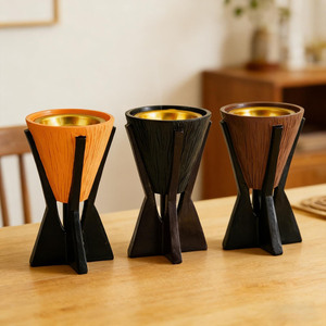 Ensemble de brûleurs d'encens modernes en forme de sablier avec finition en bois texturé et supports noirs élégants, parfaits pour une fragrance minimaliste à la maison - Product Image 1