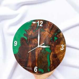Horloge murale en bois et résine époxy vert forêt, faite à la main, bord brut, art mural unique, décoration rustique, horloge en bois et résine unique - Product Image 3