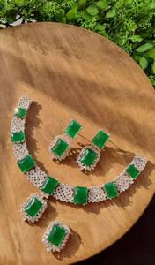 Exquisito conjunto de collar choker de filigrana de oro afgano con piedra central verde esmeralda, detalles de rubí y gotas de perlas. - Product Image 2