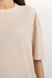 Camiseta Informal Transpirable Premium para Mujer, Camiseta Beige Extra Grande, Camiseta Clásica Beige con Hombros Caídos, Corte Moderno Extra Grande - Product Image 4