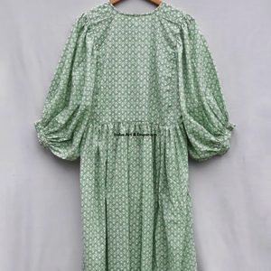 Belle robe en coton à motifs floraux, imprimée à la main, pour un usage décontracté. - Product Image 5