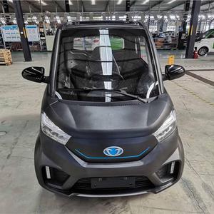 Auto Eléctrico Urbano Blanco con Techo Rojo y Franjas Azules, Cabina Cerrada, Batería de Litio, Autonomía NEDC de 101-200 km, Motor de 150-200 kW - Product Image 6