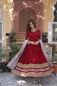 Vestido de Diseñador Indio Tradicional de Verano, Exclusivo y Moderno, con Bordado Faux Blooming, Lentejuelas Zari, para Fiestas y Eventos de Lujo - Product Image 2
