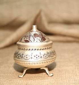 Pot décoratif élégant en cuivre fait main avec couvercle gravé, pot à bonbons de luxe, organisateur de bijoux, objet de décoration pour la maison - Product Image 1