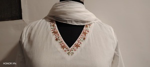 Robe de nuit longue blanche brodée à col en V pour femme, avec écharpe, tenue d'intérieur - Product Image 3