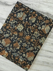 Tissu en coton biologique léger imprimé au bloc Sanganeri à motif floral, fait main, pour la confection de robes et sacs pour filles et garçons - Product Image 1