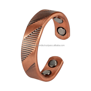 Anillo Magnético de Cobre de Inspiración Vintage, Ajustable, con Grabado Diagonal, Texturizado, Hecho a Mano, Accesorio de Moda Premium - Product Image 3