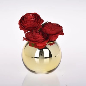 Vase en verre plaqué or moderne avec fleurs rouges, décoration de table ronde, centre de table artistique pour salon, cadeau de la Saint-Valentin - Product Image 1