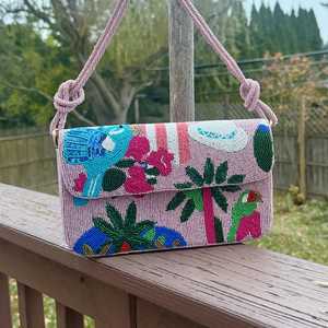 Bolso de mano tropical con cuentas: Bolso de verano rosa hecho a mano con diseño de loro y sombrero - Product Image 3