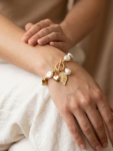 JURA JEWELS Brazalete de Acero Inoxidable con Forma de Corazón y Perlas, Chapado en Oro para Mujer, Antideslustre, Regalo - Product Image 1