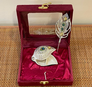 Nuevas llegadas: Set de lujo chapado en plata con horquilla de plumas de pavo real y adorno de concha, que incluye un palo de tilak y un chopda en forma de mango. - Product Image 3