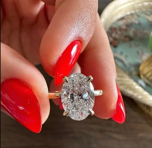 Bague de luxe en diamant de laboratoire taille ovale en argent sterling 925 pour femme, idéale pour les fiançailles, les mariages et les cadeaux d'anniversaire - Product Image 1