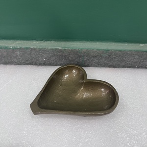 Bandeja Decorativa de Aluminio con Forma de Corazón, Diseño Artesanal Moderno, Acabado Dorado, para Decoración del Hogar, para el Día de San Valentín, Aniversario - Product Image 5