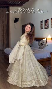 ชุดเดรสยาวปักลายครีมแบบ Anarkali พร้อมผ้าคลุมไหล่ ชุดประจำชาติอินเดีย-ปากีสถานสำหรับผู้หญิง - Product Image 4