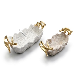 Plateau de service en résine de luxe en forme de feuille avec poignées dorées, plateau décoratif pour la maison - Product Image 1