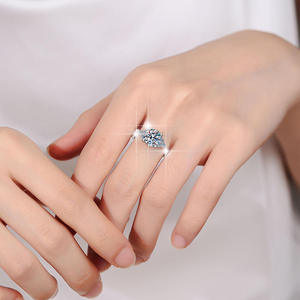 แหวนเงินแท้ 925 ประดับมอสซาไนต์ ดีไซน์คลาสสิก สวยหรูดุจเพชร เหมาะสำหรับผู้หญิง สวมใส่ได้ทุกวัน ใช้ในงานเฉลิมฉลอง หรือเป็นของขวัญส่งเสริมการขาย - Product Image 5